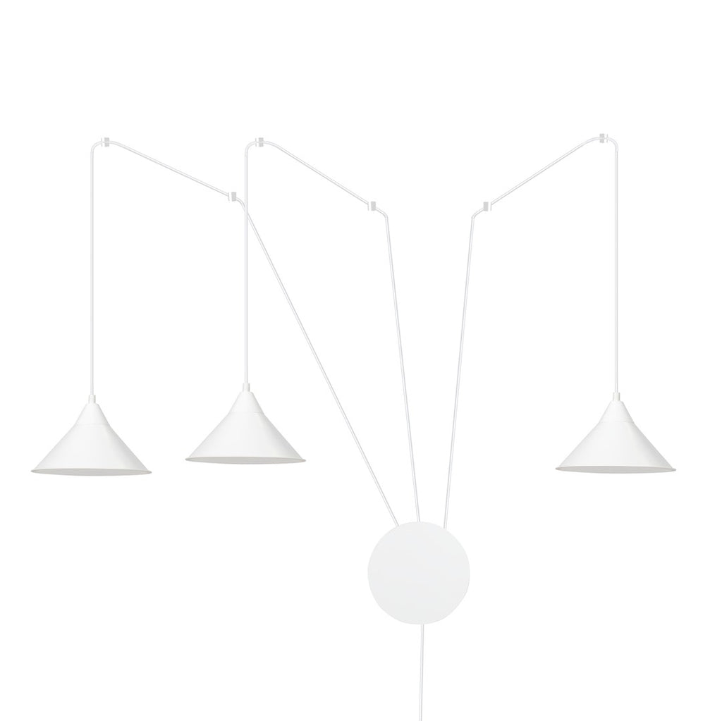 Witte hanglamp met drie conische kappen aan dunne armen en een ronde witte wandplaat met snoer