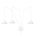 Witte hanglamp met drie conische kappen aan dunne armen en een ronde witte wandplaat met snoer