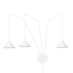 Witte hanglamp met drie conische kappen aan dunne armen en een ronde witte wandplaat met snoer