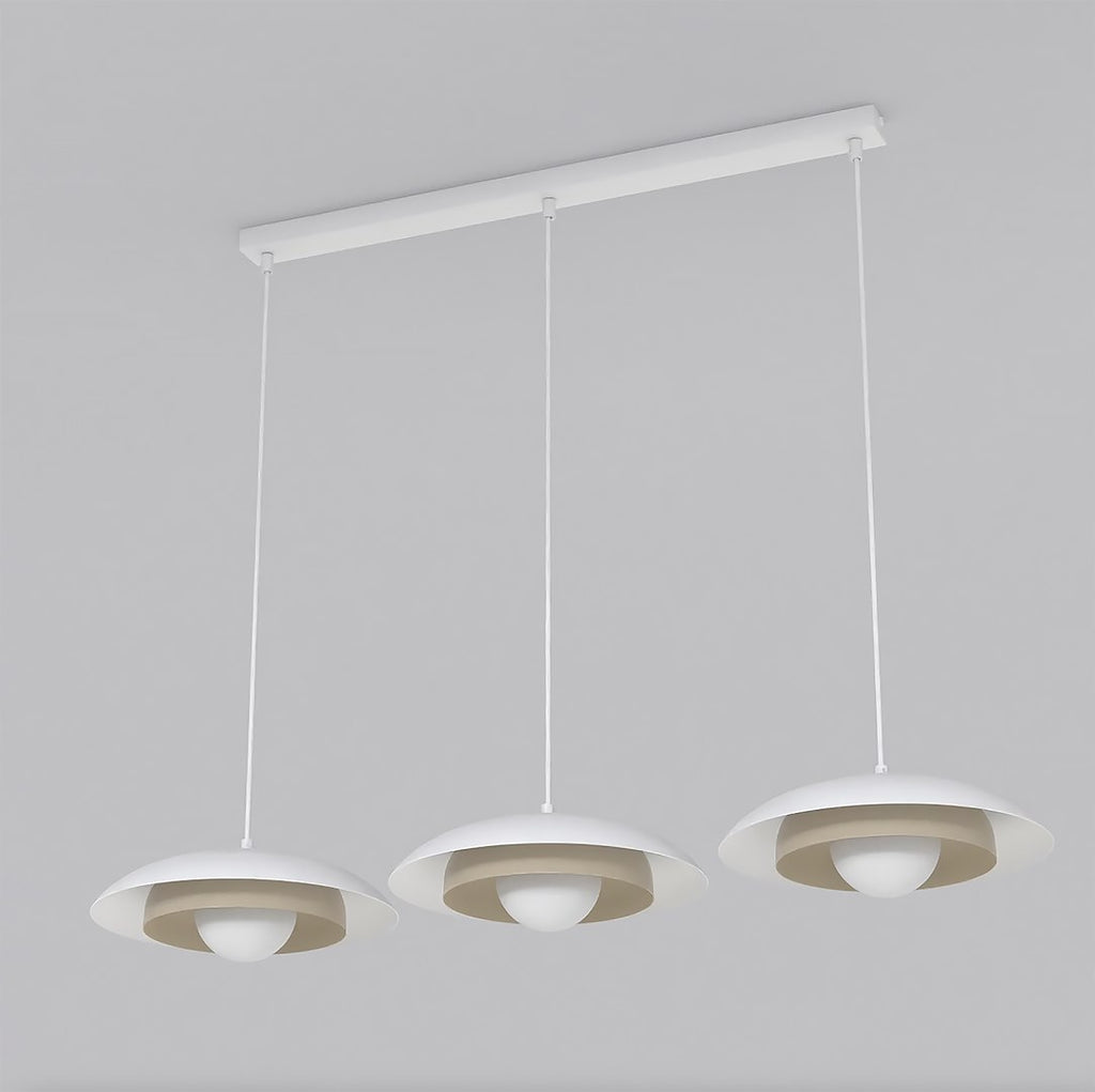 Hanglamp met drie witte schijfvormige kappen met mokka binnenring aan een lange witte plafondplaat