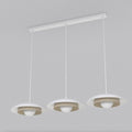 Hanglamp met drie witte schijfvormige kappen met mokka binnenring aan een lange witte plafondplaat