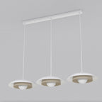 Hanglamp met drie witte schijfvormige kappen met mokka binnenring aan een lange witte plafondplaat