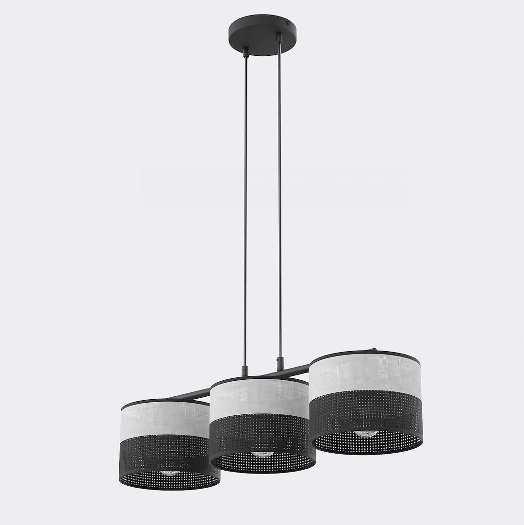 Hanglamp met drie cilindrische kappen in grijs en zwart gaatjesstof aan een zwart frame met twee dunne pendels