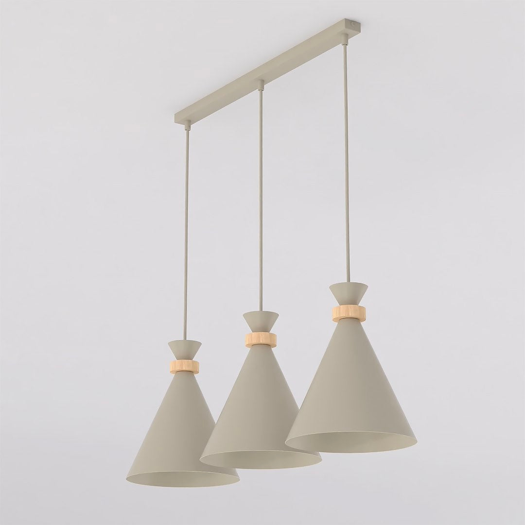 Hanglamp met drie beige koepelkappen met houten ringen aan een lange beige plafondplaat