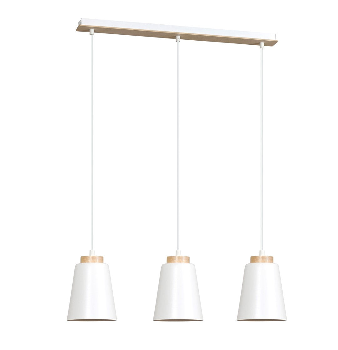 Witte hanglamp met drie stalen kappen met houten accenten aan een langwerpige plafondplaat van hout en wit