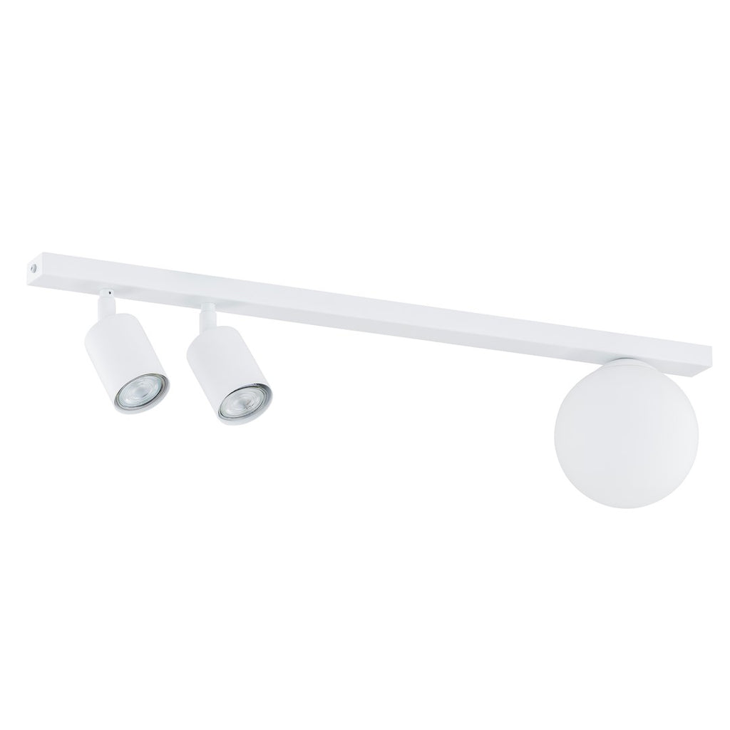 Witte plafondlamp met lange balk, twee richtbare spots en een matwitte glazen bol