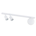 Witte plafondlamp met lange balk, twee richtbare spots en een matwitte glazen bol