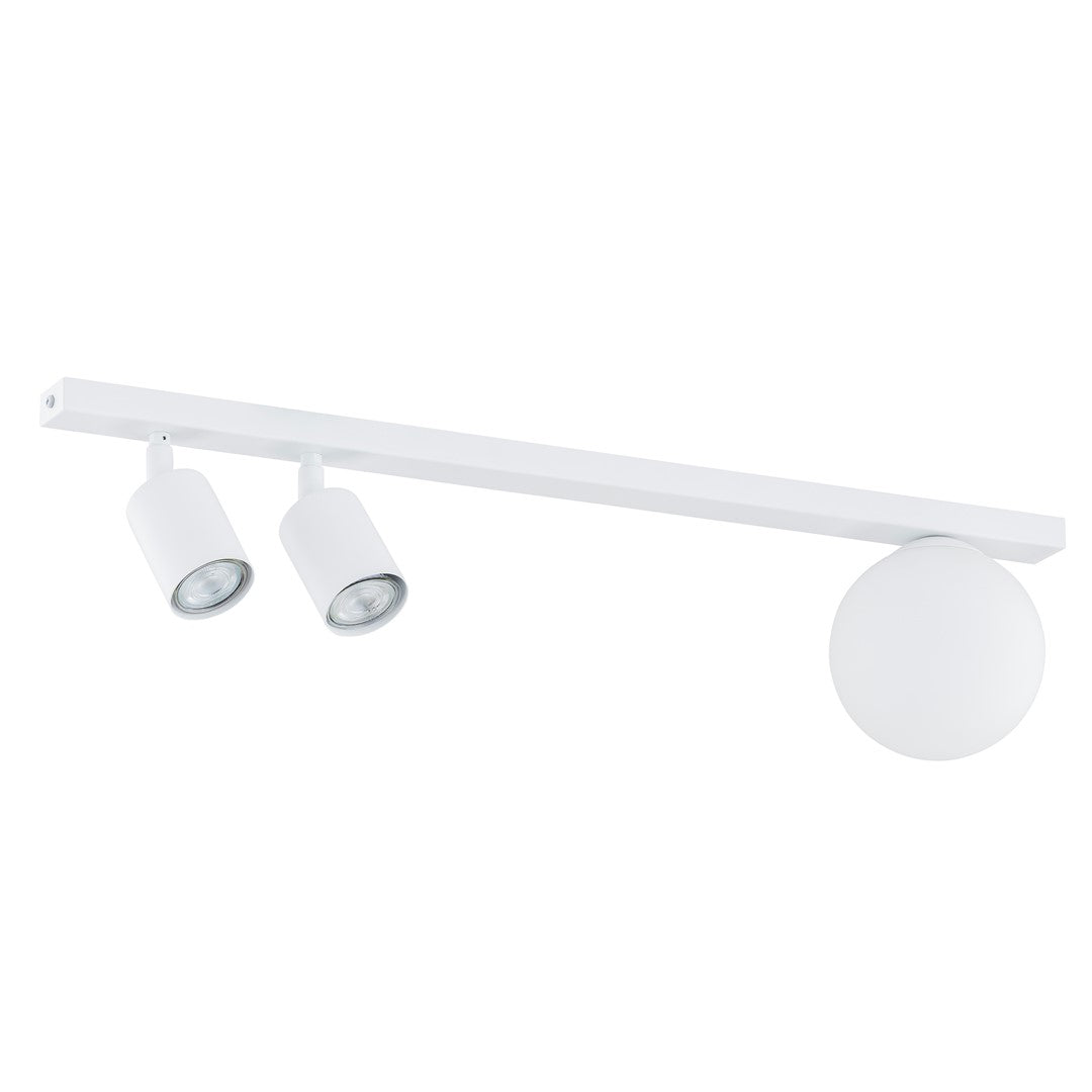 Witte plafondlamp met lange balk, twee richtbare spots en een matwitte glazen bol