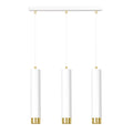 Witte hanglamp met drie buisvormige kappen en gouden accenten aan een wit plafondbalkje