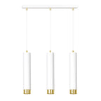 Witte hanglamp met drie buisvormige kappen en gouden accenten aan een wit plafondbalkje