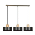 Hanglamp met drie zwarte metalen kappen, houten accenten en een zwarte balk met houten rand