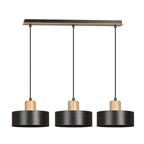 Hanglamp met drie zwarte metalen kappen, houten accenten en een zwarte balk met houten rand