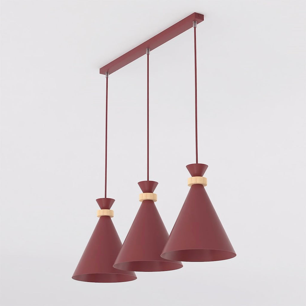 Hanglamp met drie conische bordeaux kappen en houten accenten aan een langwerpige bordeaux plafondplaat