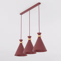 Hanglamp met drie conische bordeaux kappen en houten accenten aan een langwerpige bordeaux plafondplaat