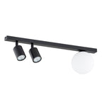 Zwarte plafondlamp met twee draaibare spots en een witte glazen bol aan een smalle zwarte balk