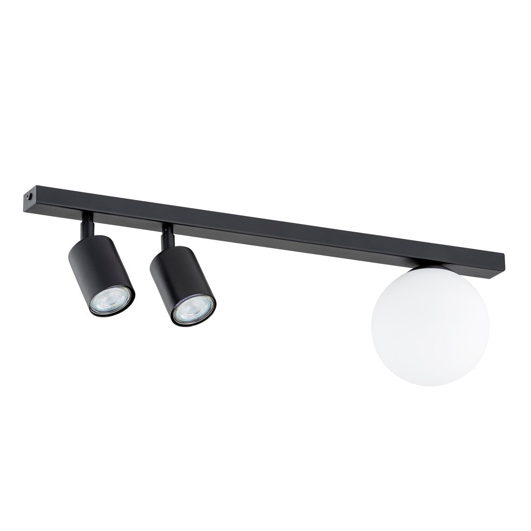 Zwarte plafondlamp met twee draaibare spots en een witte glazen bol aan een smalle zwarte balk