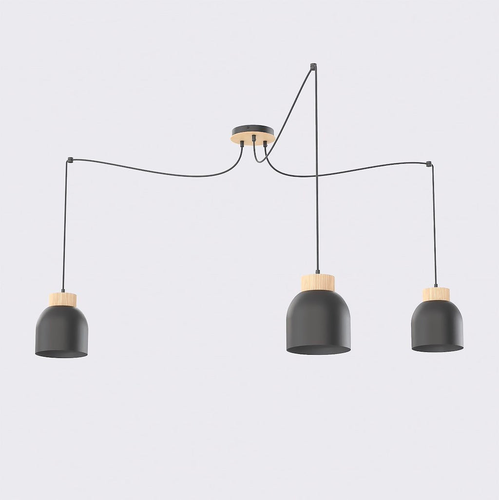 Zwarte hanglamp met drie stalen kappen met houten accenten en spin-ophanging aan een ronde plafondplaat