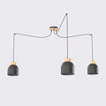 Zwarte hanglamp met drie stalen kappen met houten accenten en spin-ophanging aan een ronde plafondplaat