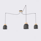 Zwarte hanglamp met drie stalen kappen met houten accenten en spin-ophanging aan een ronde plafondplaat