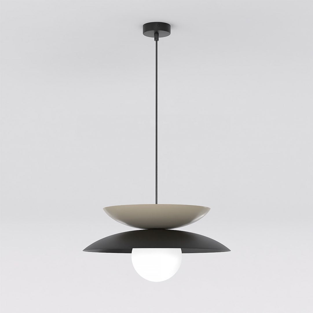 Hanglamp met zwarte en beige metalen schijven en een witte glazen bol aan een dunne zwarte stang