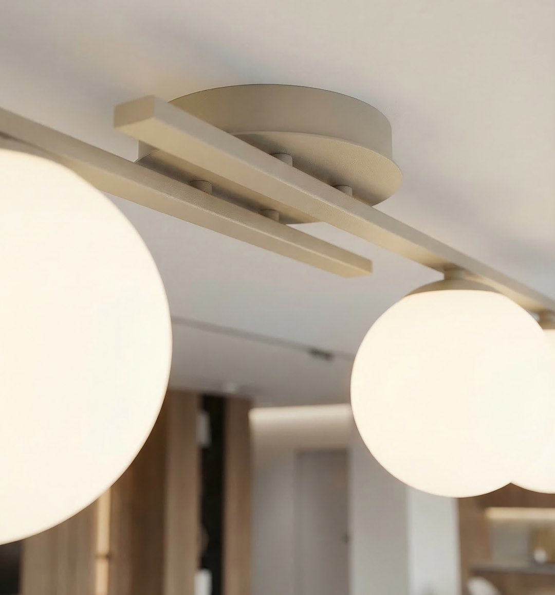 Plafondlamp gepoedercoat staal en glas Kairo, beige met witte glazen kappen, 3 lichts, 87 x 29 cm