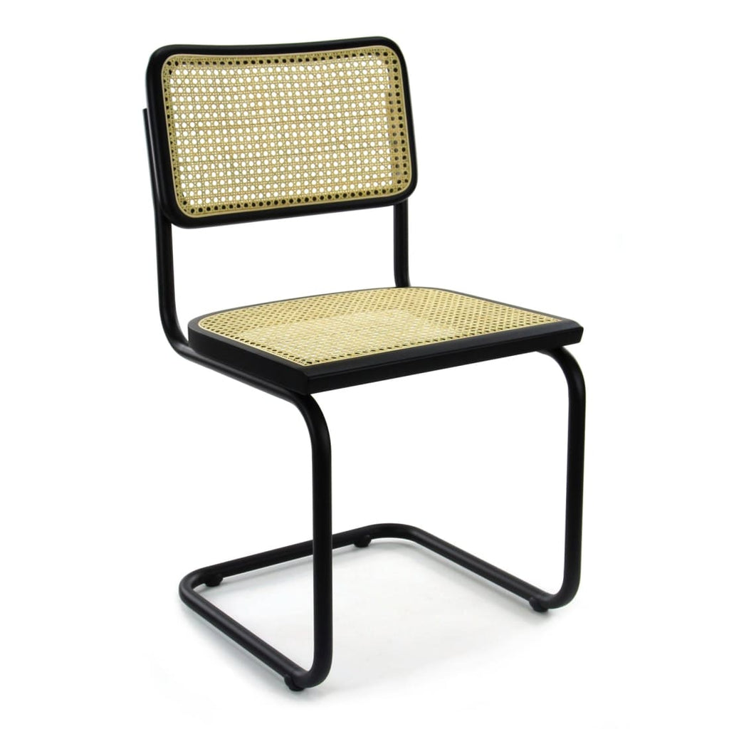 Zwarte eetkamerstoel met rotan gevlochten rug en zitting op een vrijdragend zwart metalen frame