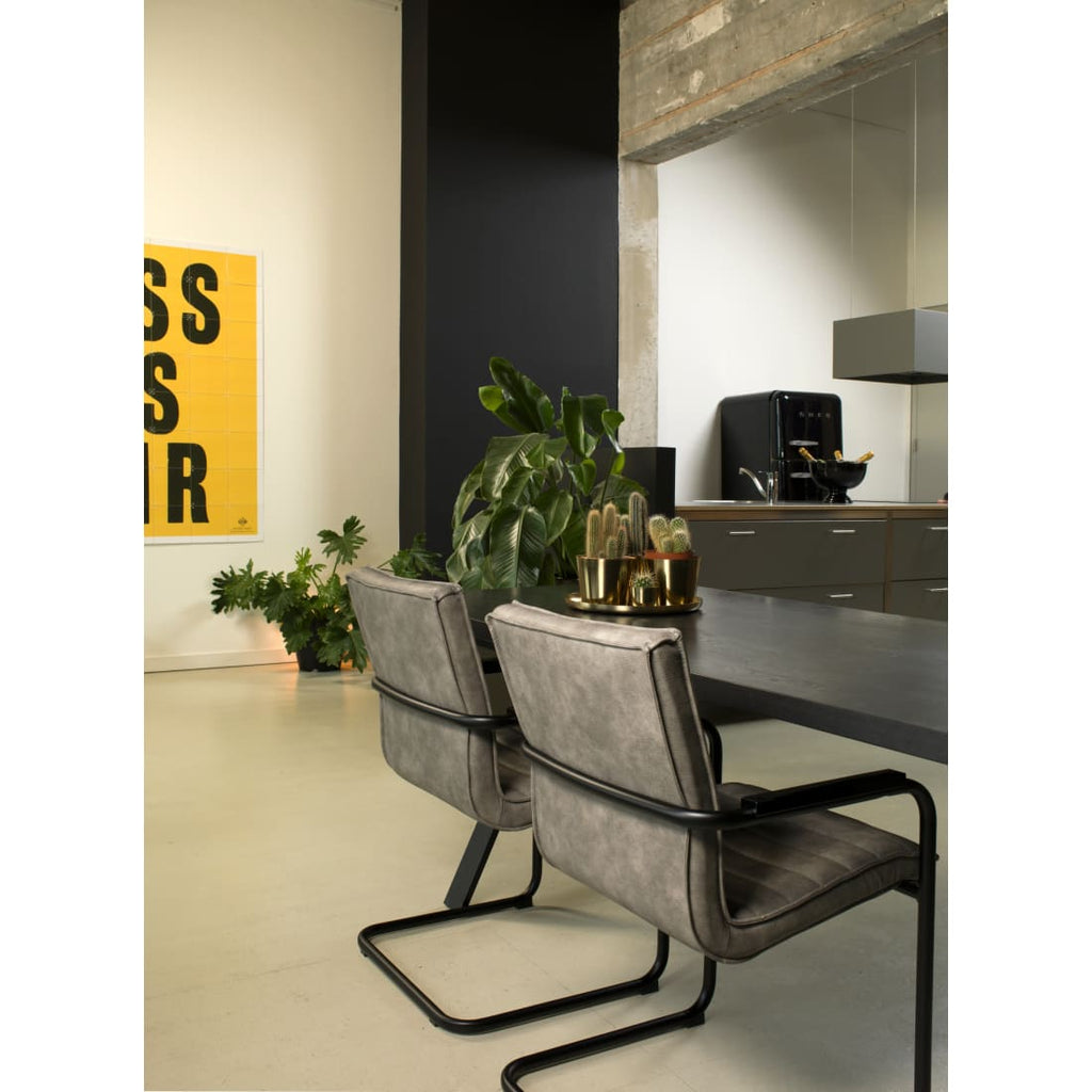 Eetkamerstoel vegan leer Haven grijs met zwart stalen sledeframe en armleggers, 88 x 57,5 x 63 cm