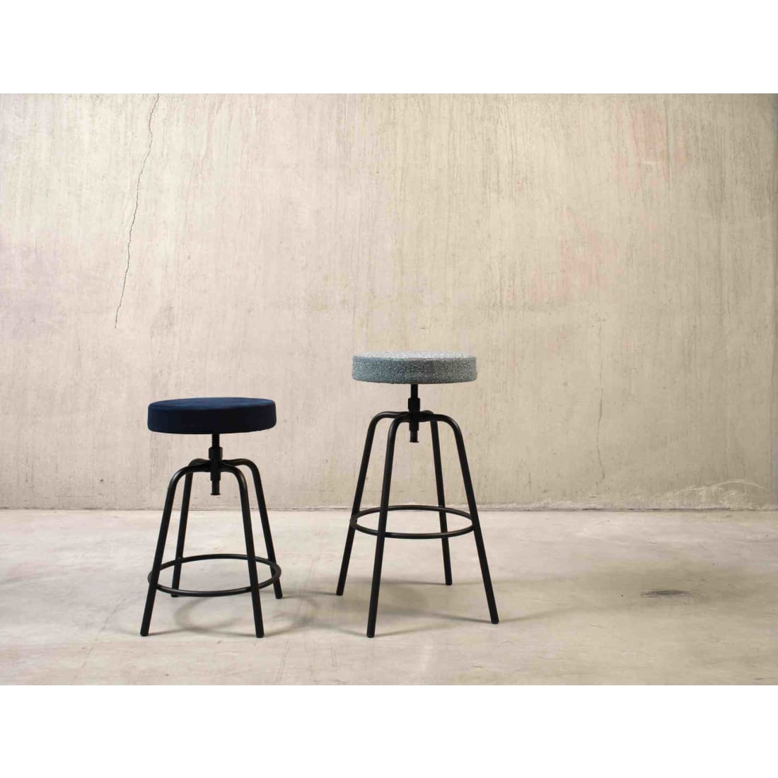 Barkruk laag rond fluweel Earth Velvet army groen, zwart stalen frame, verstelbaar 60–68 cm, voor keukenbar