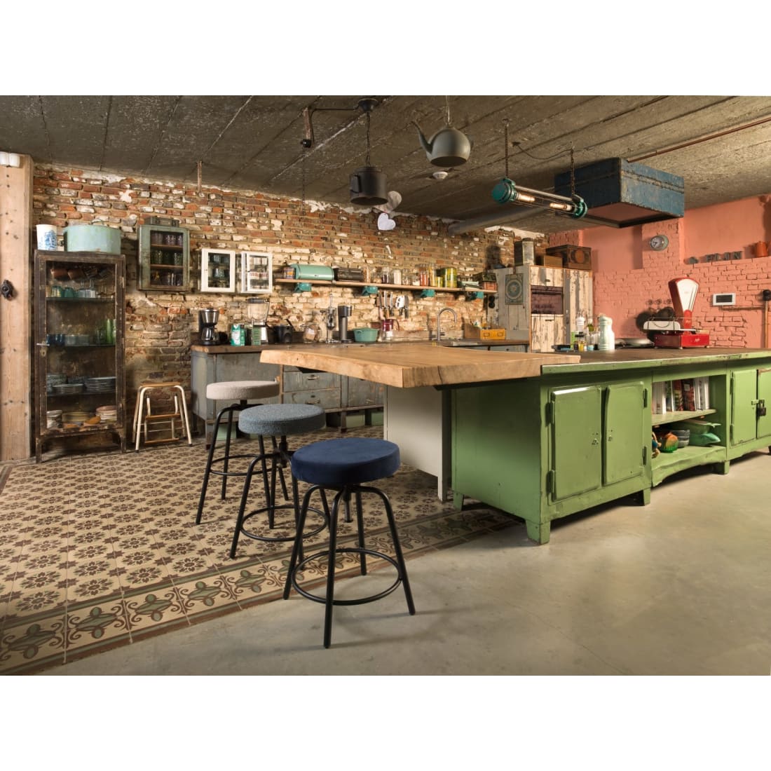 Barkruk laag rond fluweel Earth Velvet army groen, zwart stalen frame, verstelbaar 60–68 cm, voor keukenbar