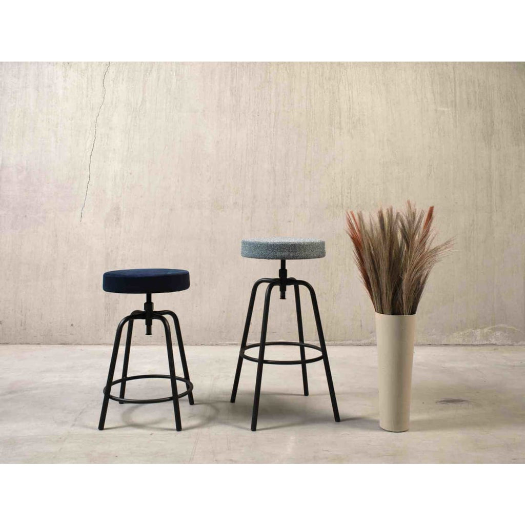 Barkruk laag rond fluweel Earth Velvet bosgroen met zwart stalen frame, zithoogte 60-68 cm verstelbaar