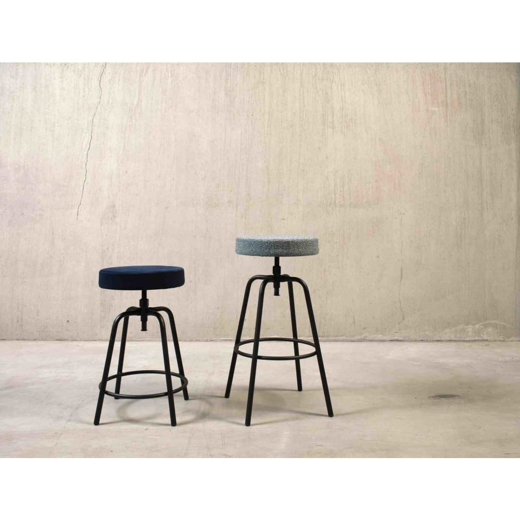 Barkruk laag rond fluweel Earth Velvet bosgroen met zwart stalen frame, zithoogte 60-68 cm verstelbaar