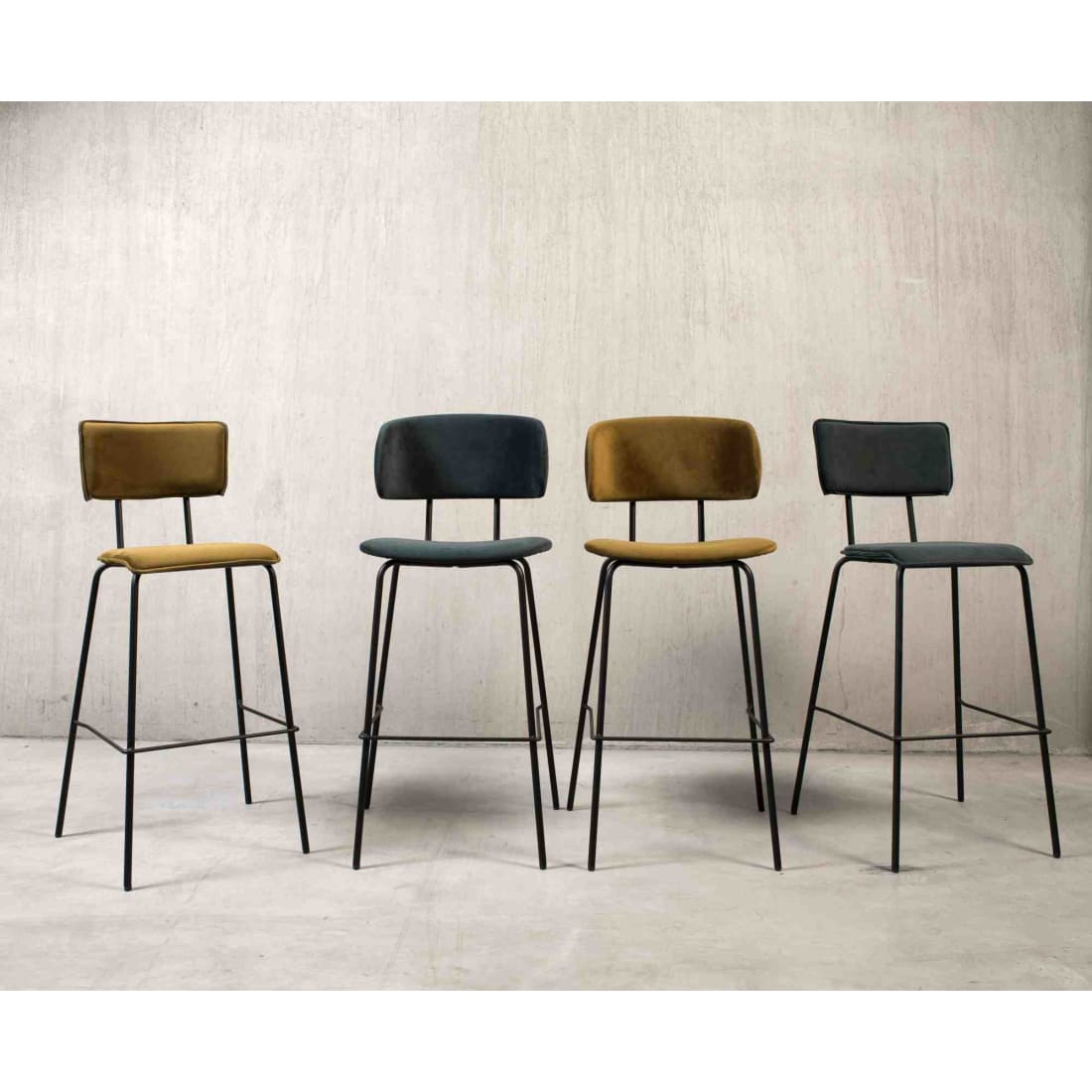 Barkruk bouclé mosterd Society Bo, zwart metalen onderstel, zithoogte 82 cm – 112 x 57 x 57,5 cm