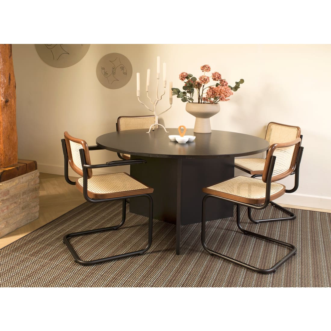 Eetkamerstoel rotan stalen frame Bas, walnoot en zwart – 47 x 50 x 85 cm, zithoogte 46 cm