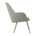 Zijaanzicht van een saliegroene loungefauteuil met bouclé bekleding, ronde armleuning en vier slanke poten