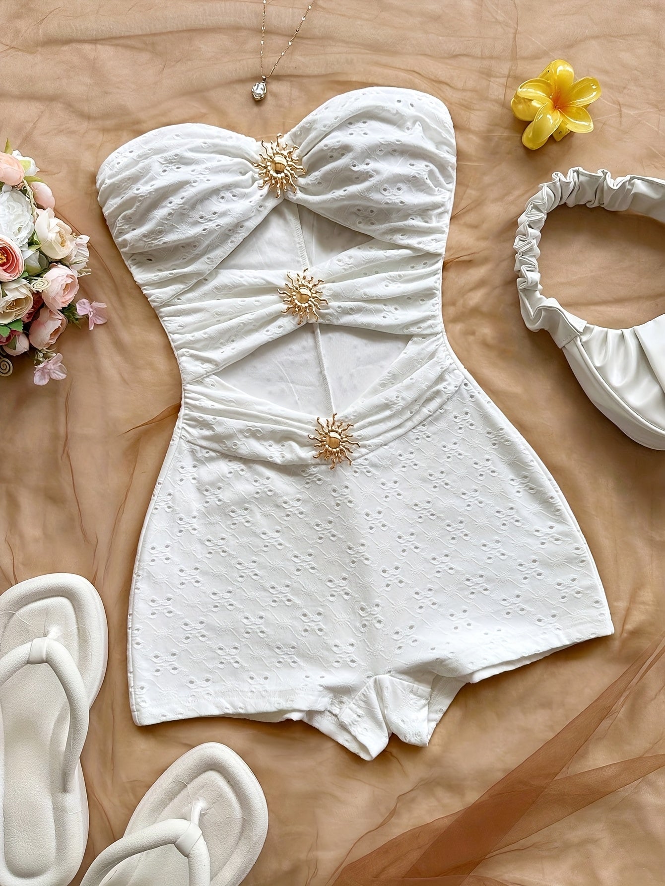 Women's Retro-Style Swimsuit with Leopard Print and Cut-Out Design – Fashionable Bandeau Swimsuit for Summer