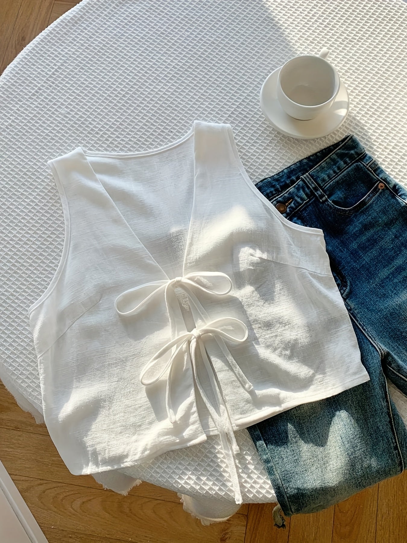 Women's sleeveless vest with bow detail and V-neck – fashionable summer look, versatile to combine
