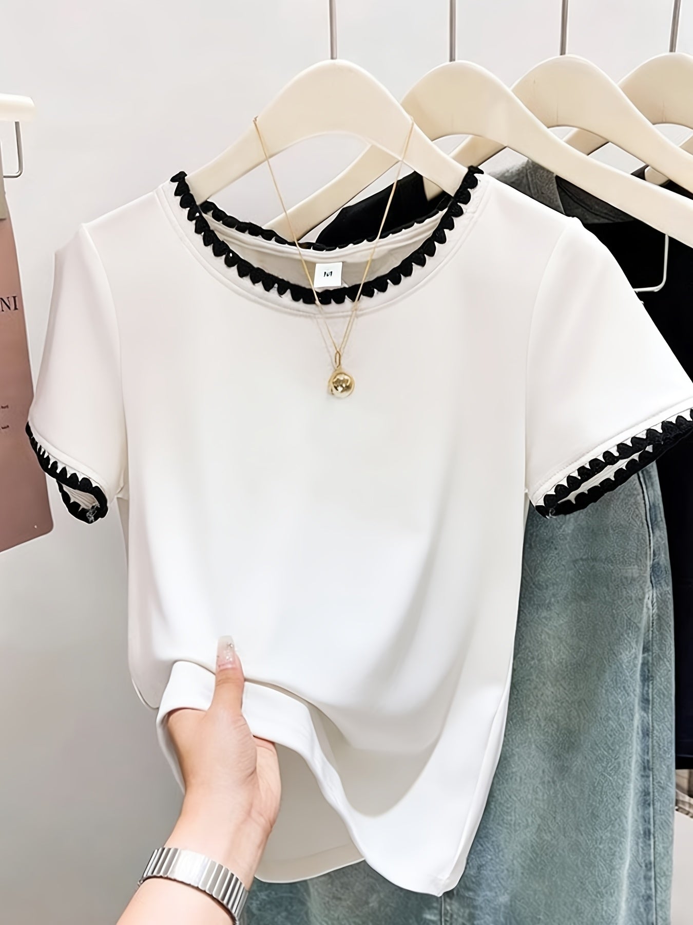 Women's blouse with wave hem and elegant round neckline – stylish casual and office wear