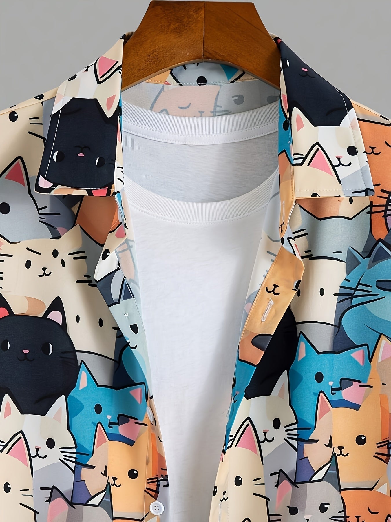 Herren Kurzarm Freizeithemd mit buntem Katzen-Comic-Muster – Verspieltes Sommerhemd für Alltag und Urlaub