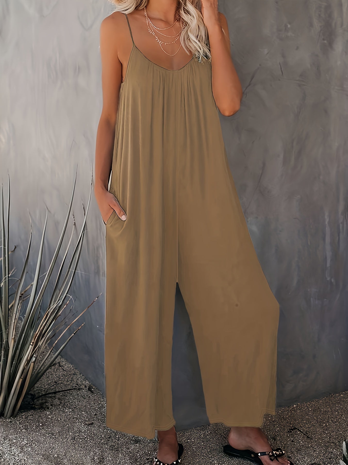 Women's jumpsuit with spaghetti straps and wide legs – Casual one-piece for spring and summer