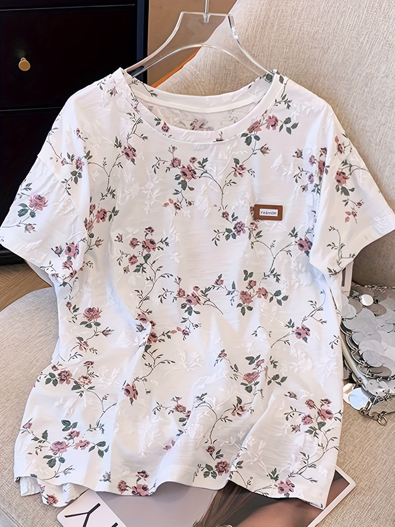 Women's T-shirt with Floral Pattern and Loose Fit – Stylish for Spring and Summer