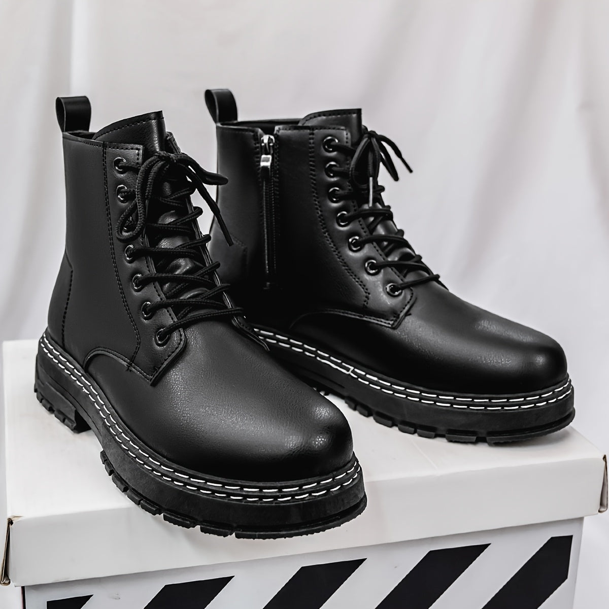 Schwarze Schnürstiefeletten mit dicker Sohle und Kontrastnaht