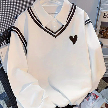 Weißer Pullover mit V-Ausschnitt, Streifen und Herz-Detail