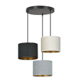 Hanglamp met ronde zwarte plafondplaat en drie stoffen kappen in zwart, wit en grijs met gouden binnenzijde