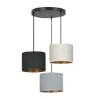 Hanglamp met ronde zwarte plafondplaat en drie stoffen kappen in zwart, wit en grijs met gouden binnenzijde