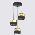 Hanglamp met ronde zwarte plafondplaat en drie cilindrische kappen in zwart en goud op verschillende hoogtes