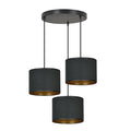 Zwarte hanglamp met drie stoffen kappen met gouden binnenzijde aan een ronde zwarte plafondplaat