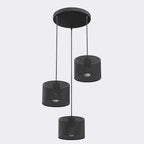 Zwarte hanglamp met drie cilindrische kappen aan een ronde plafondplaat, op verschillende hoogtes opgehangen