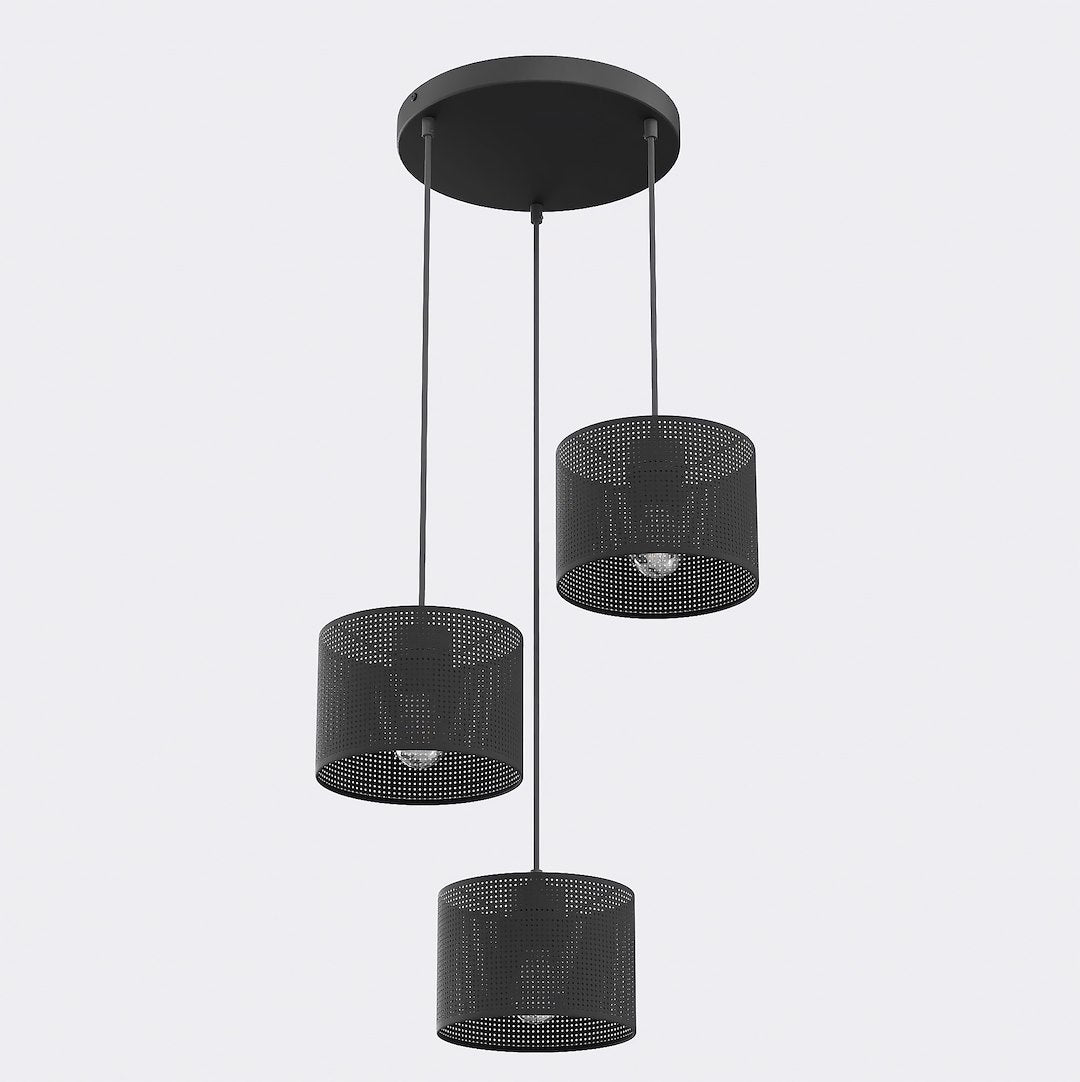 Zwarte hanglamp met drie cilindrische kappen aan een ronde plafondplaat, op verschillende hoogtes opgehangen