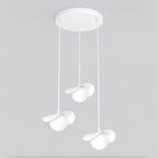 Witte hanglamp met drie bloembladachtige kappen en lichtbollen aan een ronde plafondplaat op verschillende hoogtes