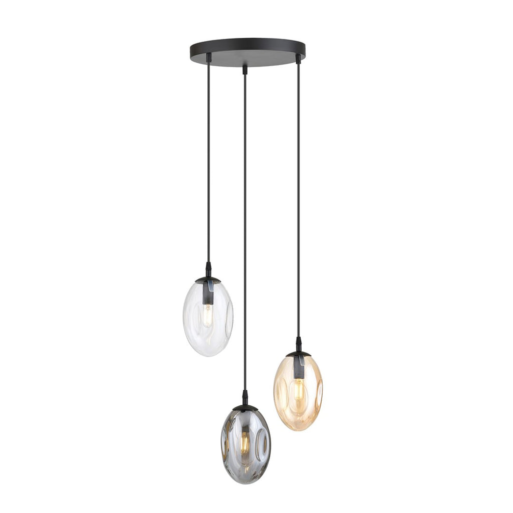 Zwarte hanglamp met drie ovale glazen kappen in transparant, grafiet en amber aan een rond plafondplateau